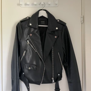 Skinnjacka  - Skinnjacka från Pull&Bear i storlek M. Helt oanvänd. 