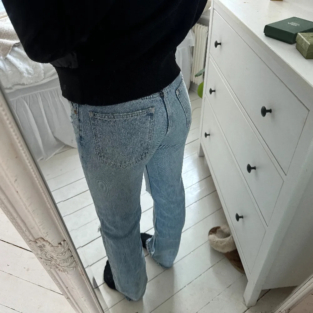 Zara straight jeans med hål . Jeans & Byxor.