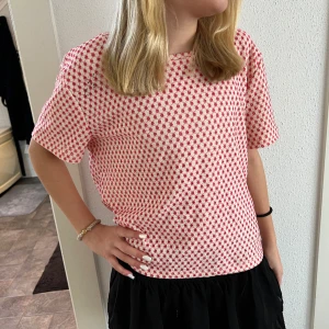 Zara tröja  - Säljer denna otroligt snygga, coola trendiga tröja från zara som inte längre säljs! Den är i strl large men jag skulle säga att den passar s-l den är ganska kort o liten! Jättefint skick, inga som helst defekter. Sjukt snygg till ex svarta shorts!!🫶⭐️