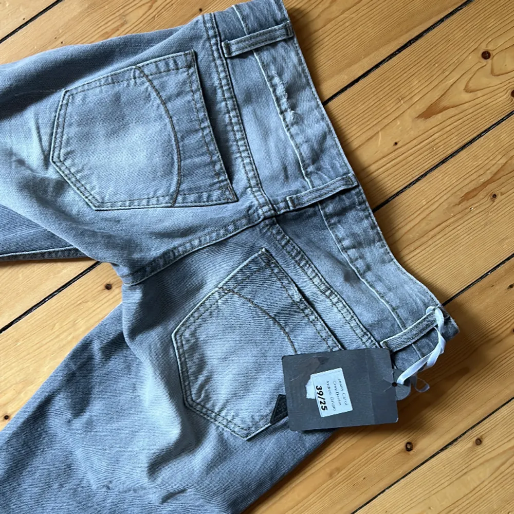 Jättesnygga helt oanvända grå jeans från Shaft. Jättesnygga fickor. Storlek W25. . Jeans & Byxor.