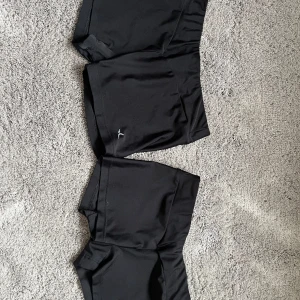 Träningsset  - Jättebra kvalitet och håller för allt, är andvända ca 5 gånger men säljer pga att dom är för små. Shortsen är perfekta till sommaren där man kan ha dom under kjolen☺️