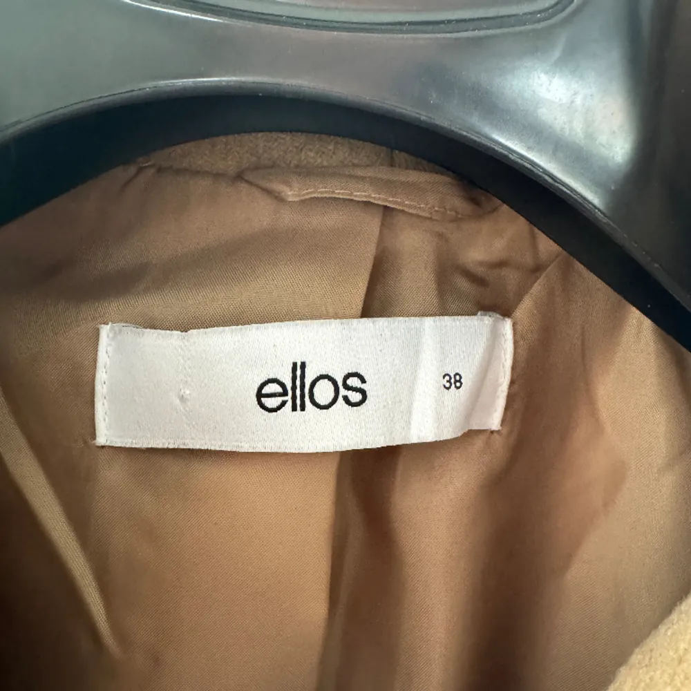 Helt ny kappa från Ellos i en beige/brun färg. Därför helt i nyskick. Nypris 1200kr.. Jackor.