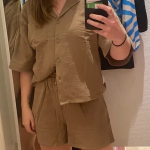 Set från only  - Kortärmad skjorta och shorts, matchande set. Både tröja och shorts är i storlek S  Lite små skavanker på shortsen men väldigt bra skick!