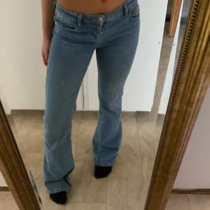 Säljer dessa Lågmidjade zara jeans. Jätte fina, formar bra p jätte bra i längden. Bra skick!! ❤️ köpta för 400
