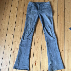 Jeans Grå - Jättefina grå jeans från Joe’s. Mid/low waist. Lite stora på mig som är xs så passar s och m. I princip nyskick