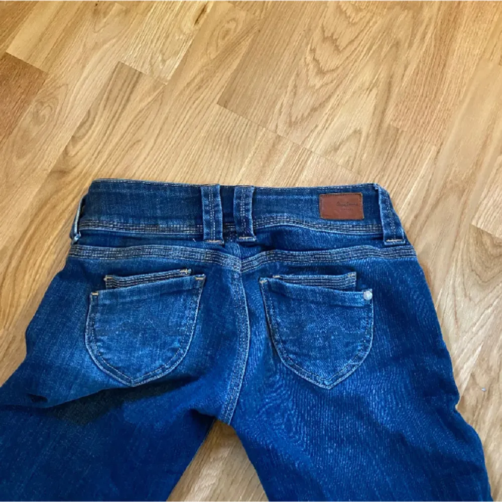 Jättesnygga blå pepe jeans som jag säljer pågrund av att dom är för stora 💕bilderna är lånade av hon som jag köpte av 💕. Jeans & Byxor.