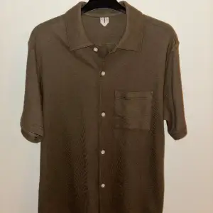 Säljer en brun kortärmad skjorta perfekt till sommaren. Den är från Arket. Storleken är S, men passar både M och L bättre. Nypriset är 699kr och skicket är 10/10, aldrig använd bara tagit bort lappen från tröjan. Skriv vid funderingar.