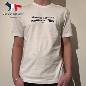 Helt ny Maison Kitsune t-shirt med asfett broderat tryck/lapparna kvar/ aldrig använd/ väldigt svår o få tag i/nypris 1700 vid snabb affär 949