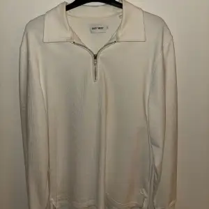 Säljer en vit half-zip tröja från Brothers. Köpte den för ett tag sen men inte använt den knappt någon gång och därför säljer jag den nu. Storleken är M och nypriset är 800kr. Skriv vid funderingar.