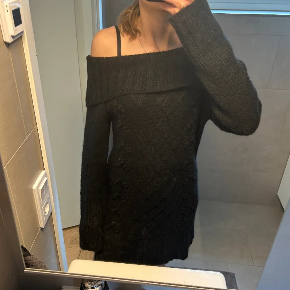 En stickad offshoulder klänning från h&m🤩Öppen för prisförslag😊. Klänningar.