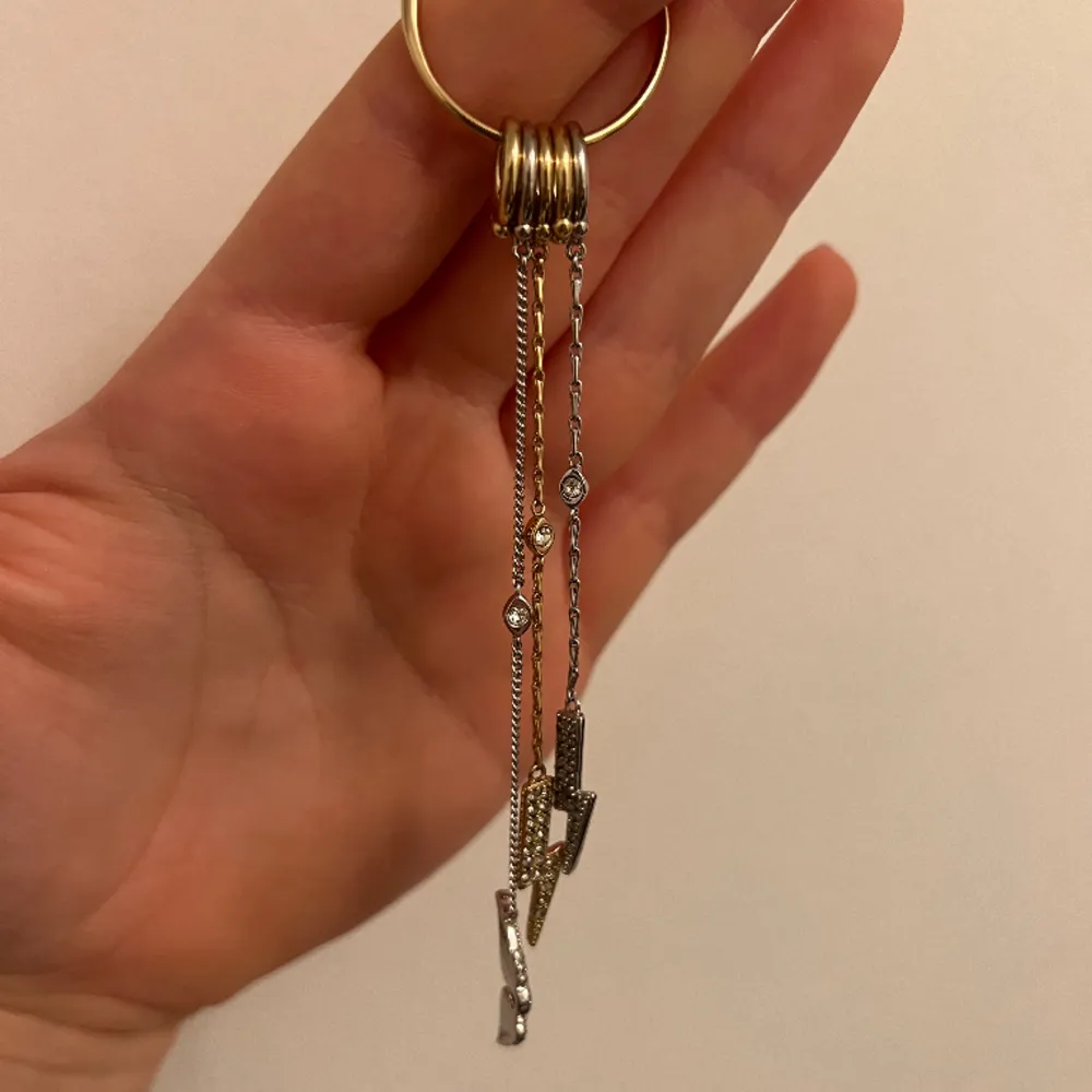 Zadig&Voltaire, Mila Flash Single Earring Använt otroligt sparsamt, skicket är verkligen bra, alla stenar är kvar osv. Nypris: 1200kr. Asusteet.