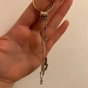 Zadig&Voltaire, Mila Flash Single Earring Använt otroligt sparsamt, skicket är verkligen bra, alla stenar är kvar osv.  Nypris: 1200kr