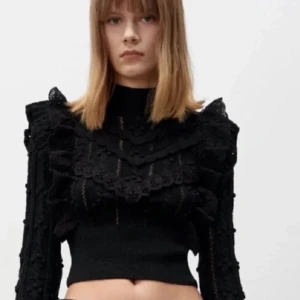 stickad volangtopp ZARA - Fin trendig tröja från ZARA, använd fåtal gånger inga defekter. Nypris 400. ❤️❤️❤️skriv för frågor eller funderingar 