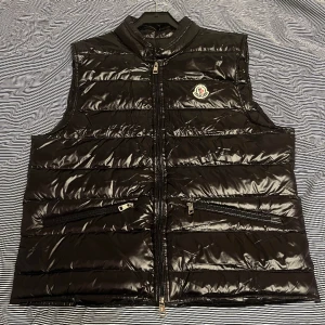 moncler gui väst - Strlk 3, använd några gånger, riktigt snygg, hör av er vid funderingar!
