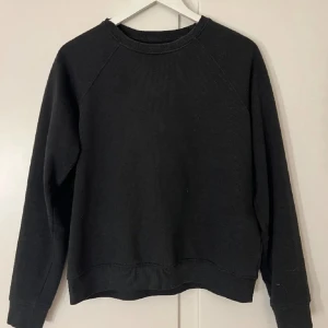Svart sweatshirt - Svart sweatshirt från lager 157, säljer pga att den inte kommer till användning längre💞