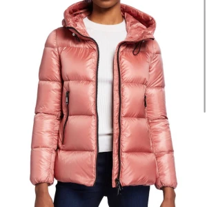 Moncler Seritte INTRESSEKOLL - Strl 2 (36/38). Använd fåtal gånger. Köpt för 12 000kr. Vid fler bilder på jackan, såsom tagg mm, skriv privat!❤️❤️