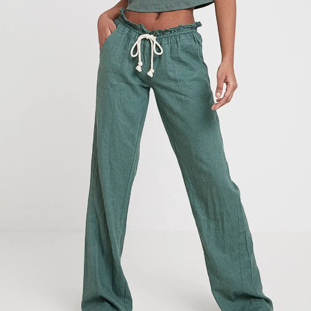 Roxy linnebyxor i storlek M, andvända 1-2 gånger, säljer pga fel storlek💕. Jeans & Byxor.