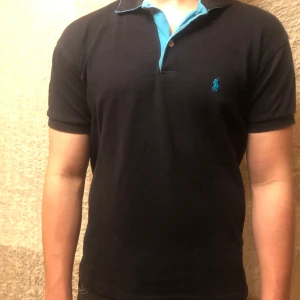 Ralph lauren piké - Tjena. Säljer denhär feta Ralph lauren pike-skjortan. Det står att det är storlek XL men den sitter mer som L eller nästan M. Jag säljer den för den har börjat blivit förlusten speciellt vid armarna. Perfekt för sommaren 👌👌