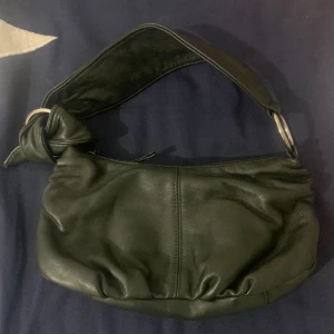 Väska - Liten fin mörk grön hand väska! Ni ser på bilderna hur den ser ut, dm mig ifall ni är intresserade eller vill ha fler bilder 🤷‍♀️😽