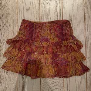 Säljer denna populära kjol ifrån Zara i stl s, då den inte kommer till användning💗 Endast andvänd 1 gång!💗Först till kvarn!