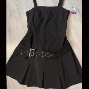 Klänning  - Jätte fin miniklänning. Man kan spänna midjebandet. Helt ny med prislapp kvar så Perfekt skick!💕