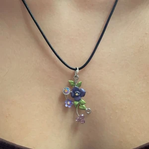 Halsband - Halsband med blommor och en liten kristall. Den är ny och oanvänd. 