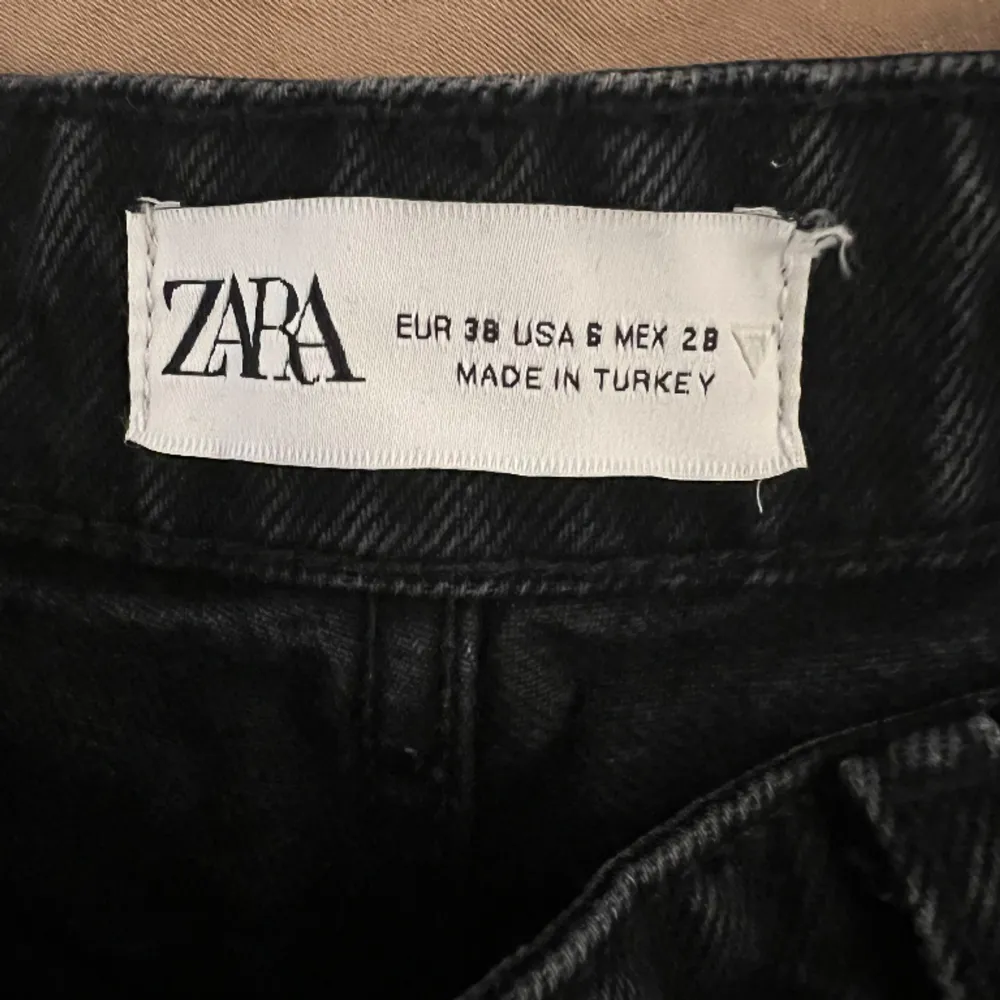 Svarta jeans från Zara i gott skick! Dock lite små i storleken🫶. Jeans & Byxor.