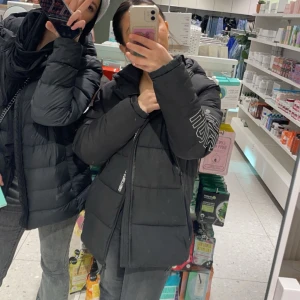 Hoodrich jacka💞 - Säljer denna jätte fina varma jackan som är väldigt varmt och perfekt under vinter, säljer den På grund av it min still längre köpt för 1800 kr men kommer sälja den för 500 kr💕💕