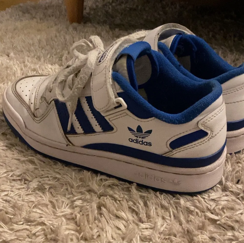 Säljer mina adidas forum low sneackers eftersom de inte kommer till användning längre 💓 använde de förra höst termin så de är ganska slitna, men köpte de för 1100 💖. Skor.