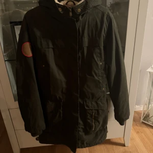 Jacka  - Märket är deval. Kommer ej till användning.