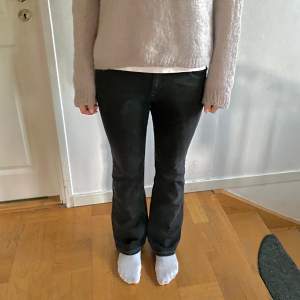 Lågmidjade jeans från Lee Midja 37 cm Innerbenslängd 77 cm Hon på bilden är 167 cm
