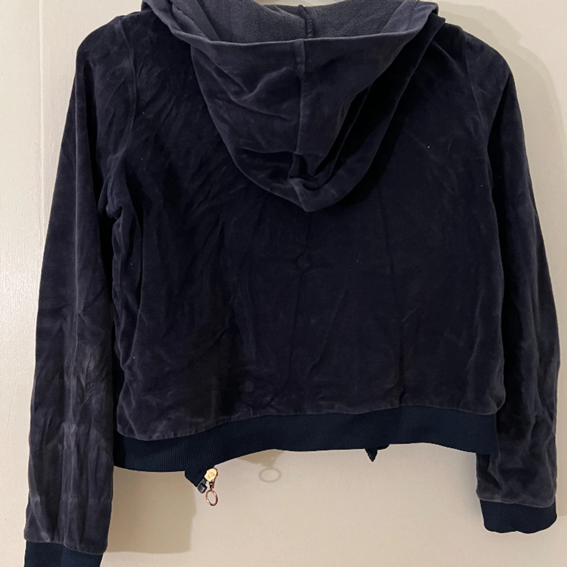 Marinblå zip up tröja med furr material från H&M  - 90