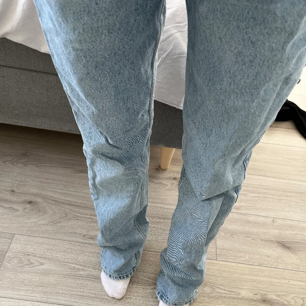 Säljer mina jeans från zara då dom är för långa och förstora för mig, jag är 156cm . Jeans & Byxor.