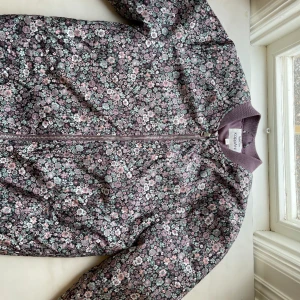 Jacka - Nästan helt oanvänd jacka och har inga tecken på användning förutom namn i kragen, köptes på Lindex men endast använd ett fåtal gånger. Storlek 164 i barn. Perfekt nu till våren.