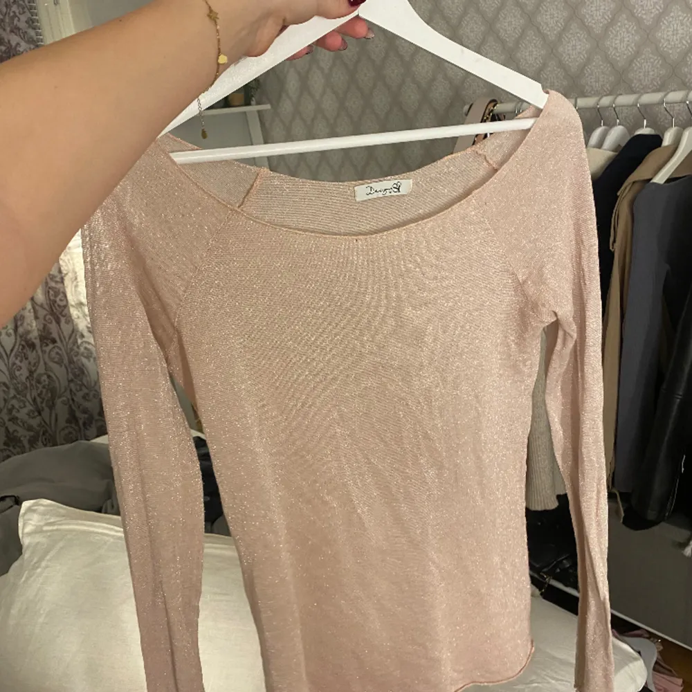 Rosa glittrig genomskinlig topp från designbysi, jätte fina och påminner om de populära intimissimi tröjorna. Endast använd 2 gånger . Tröjor & Koftor.