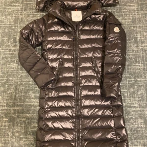 Moncler damkappa - Säljer vintage Moncler kappa. Skulle säga att den är XS/170 Strlk 3  Cond 8/10 Det som drar ned är en lagning vid höger framficka. Annars är den felfri.  Därav också det låga priset 2000kr Nypris 17.000kr  Kan skickas spårbart mot självkostnadspris