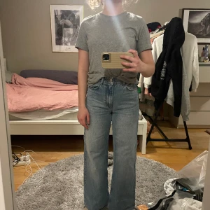 Ljusblåa vida jeans  - Säljer mina ljusblåa vida jeans från Nelly då dem inte kommer till användning. Dem är uppsydda till mig som är 158 cm. Jeansen är jätte bra sick. :)
