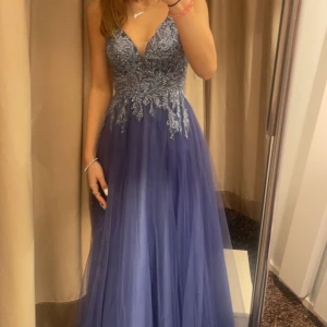 Balklänning  - Superfin balklänning köpt förra våren och endast använd en kväll så i fint skick! Storlek 34, pris går att diskutera💕💕 fler bilder kan skickas  Köpt för 3500kr! 