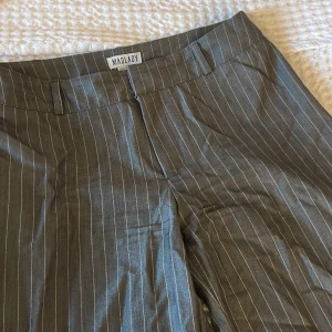 Randiga kostymbyxor från MADLADY - Supersnygga kostymbyxor från MADLADY🌸. Säljer då dem är för små för mig