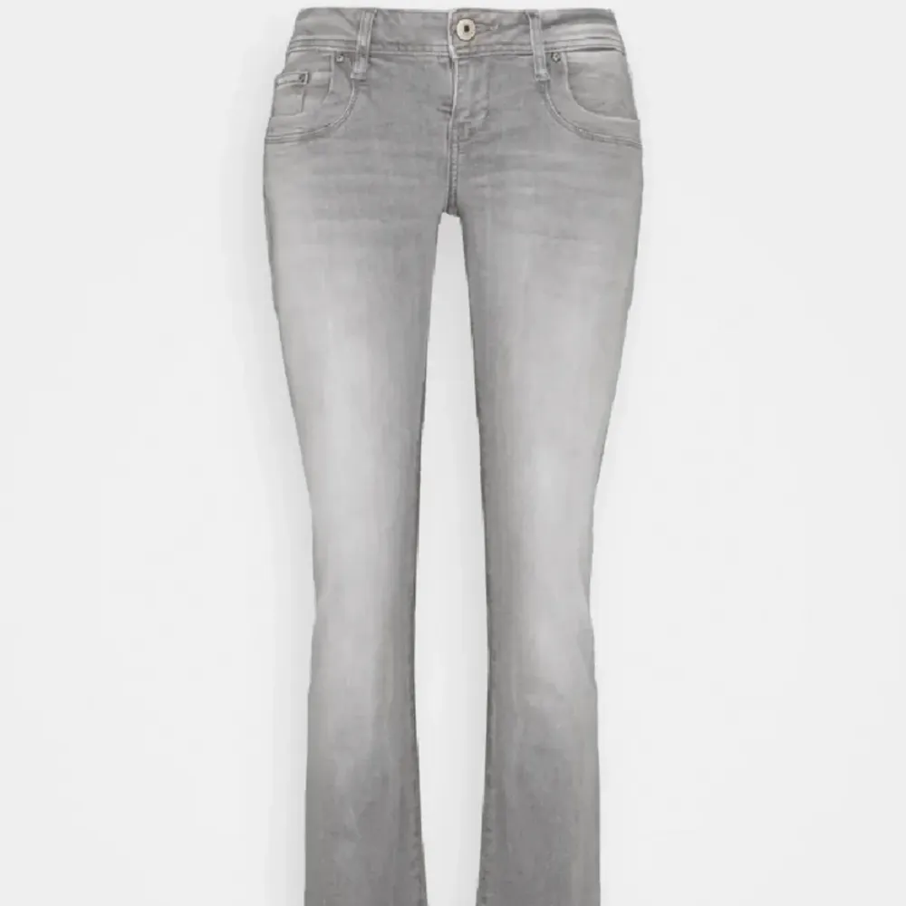 Säljer dessa eftertraktade jeans i storlek W29 L34. Skriv om du har någon fråga🤍 (Lånade bilder). Jeans & Byxor.
