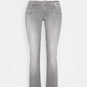 Säljer dessa eftertraktade jeans i storlek W29 L34. Skriv om du har någon fråga🤍 (Lånade bilder)