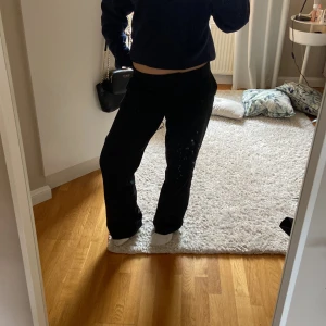 Kostymbyxor  - Jättesnygga lågmidjase kostymbyxor i storlek 42. Jag är 172 cm lång och dessa byxor är nån centimeter långa  på mig men det funkar jättebra. Dessa har bara används några gånger.