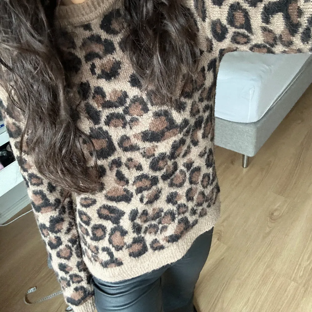 säljer en jättefin stickad trendig leopard tröja då jag redan har 2 andra liknande💕hör av er vid frågor🥰tryck gärna på ”köp nu”. Tröjor & Koftor.