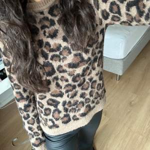 säljer en jättefin stickad trendig leopard tröja då jag redan har 2 andra liknande💕hör av er vid frågor🥰tryck gärna på ”köp nu”