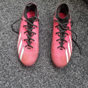 Adidas fotbollsskor  - Hej,  Jag säljer ett par Adidas Fotbollskor i storlek 43/44. Har endast används 2 ggr och inte mer. 