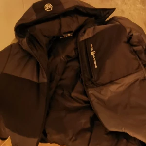 Sailracing glacier primaloft  - En sailracing jacka storlek M fint skick.  Kom med era bud 👌