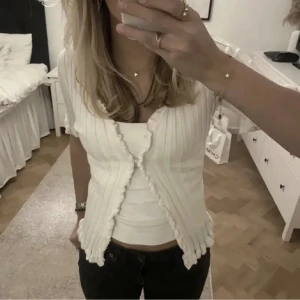 Bolero - Säljer denna söta bolero jag köpte på plick i höstas och använde ca 3 ggr. Den är i princip i nyskick utan några defekter!  Bilderna är lånade från förra ägaren🥰