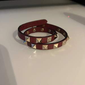 Supercoolt armband från Valentino med nitar, dubbelt! Nypris 3365 kr