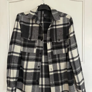 Overshirt - Säljer en skön overshirt som är perfekt nu till våren då den är för liten för mig. Endast använd ett fåtal gånger. Nyskick!