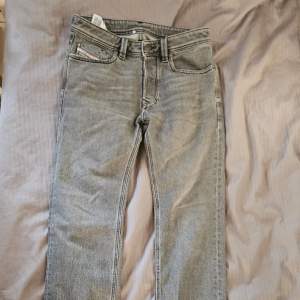 Gråa diesel jeans i storlek 29. L32. Jeansen är i bra skick och är inte mycket använda. Kan gå ner i pris vid snabbaffär.